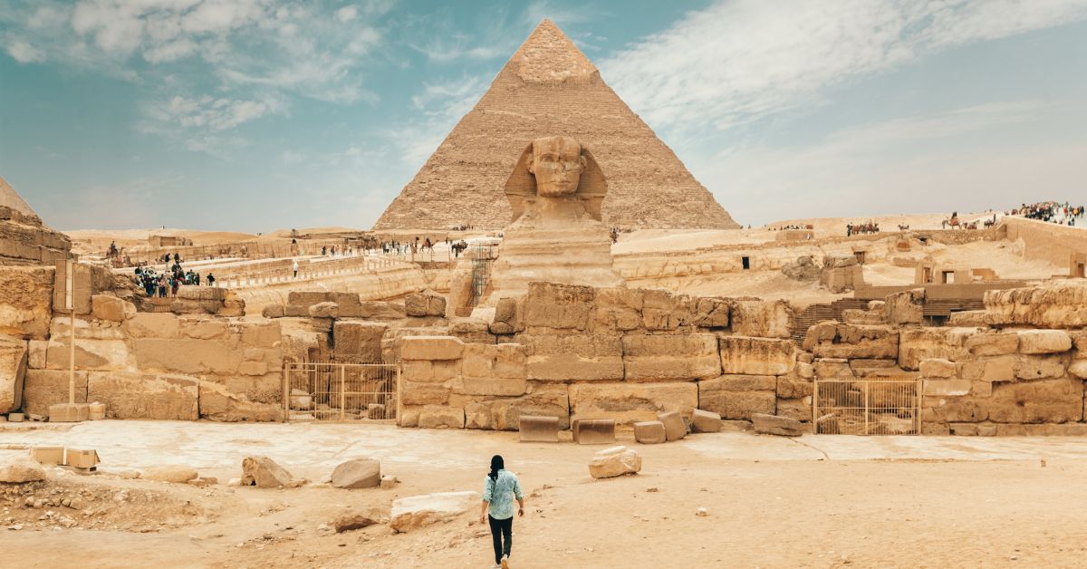 hombre visitando piramides en Egipto