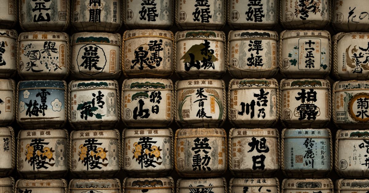 Sake tradicional japonés expuesto en vitrina