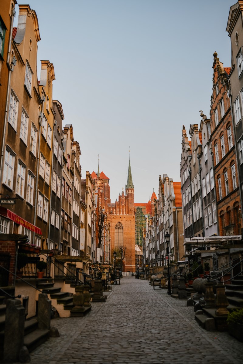 Calle peatonal entre edificios históricos en Gdansk
