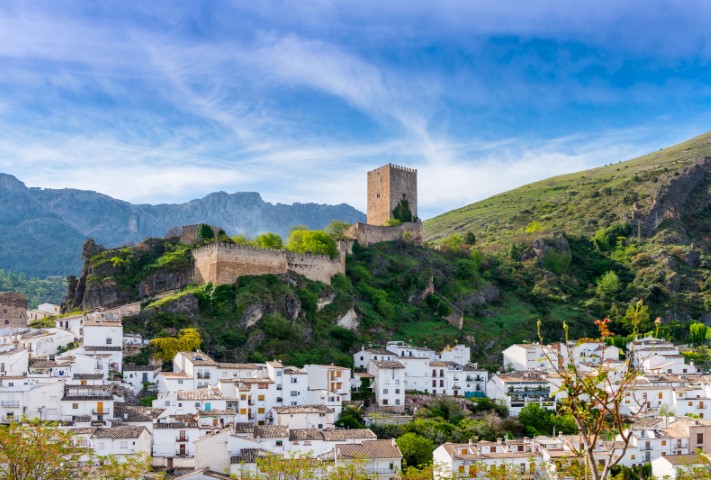 Vista de la sierra de Cazorla en Jaén con el Castillo de Santa Catalina de fondo