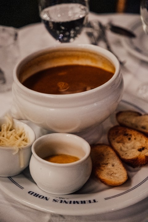 Sopa de cebolla tipica de la cocina francesa en Paris