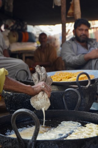 Mercader callejero preparando jalebi en India